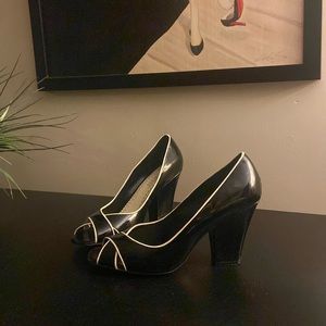 Franco Sarto GABE peep toe heels black patent leather with white trim size 9.5